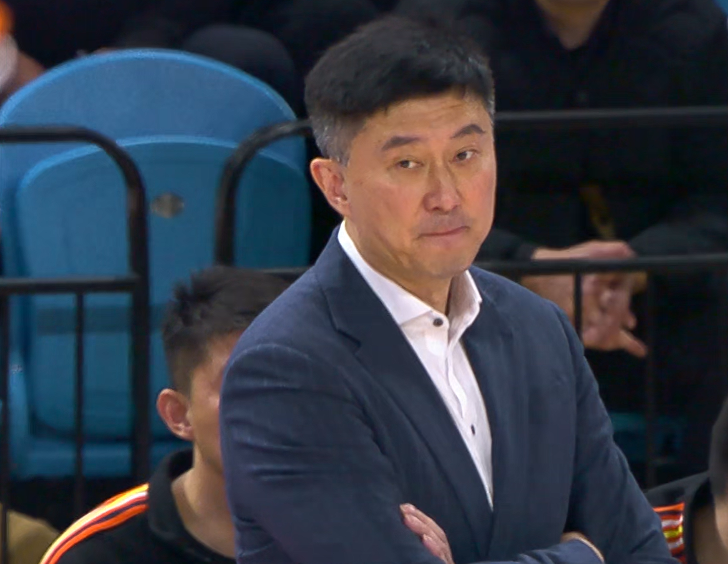 扑克牌游戏-广东队赢吉林21分！杜锋笑不起来，2米11内线悍将意外受伤